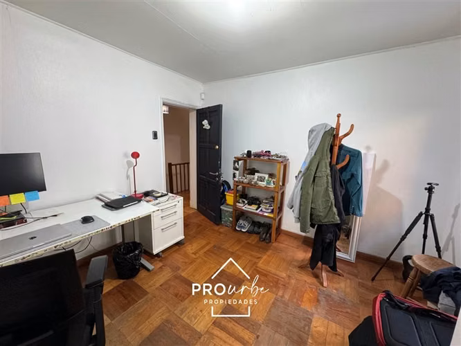 Casa en arriendo 4D+3B en barrio El Golf, Las Condes