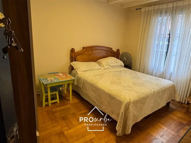Casa en arriendo 4D+3B en barrio El Golf, Las Condes