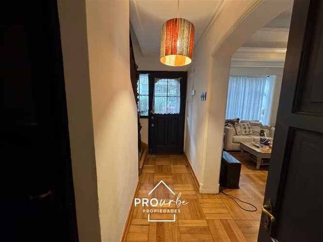 Casa en arriendo 4D+3B en barrio El Golf, Las Condes