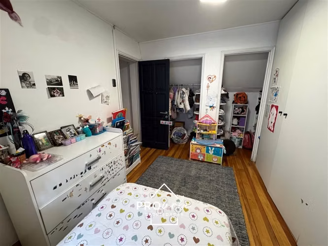 Casa en arriendo 4D+3B en barrio El Golf, Las Condes