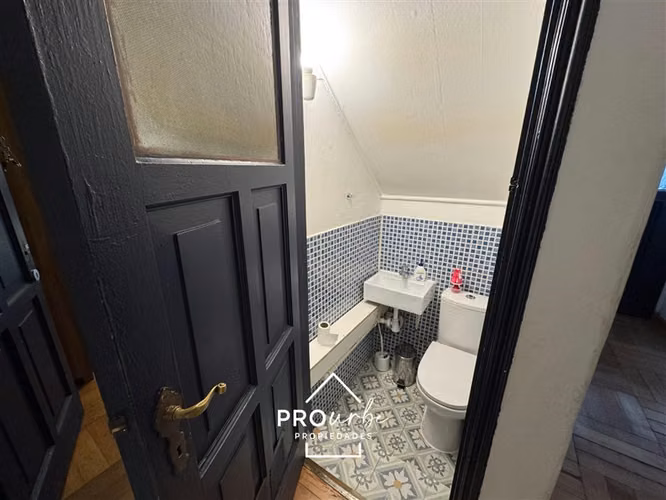 Casa en arriendo 4D+3B en barrio El Golf, Las Condes