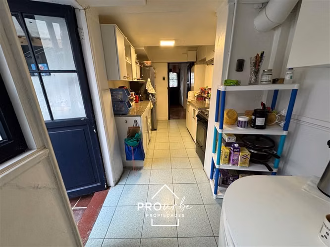 Casa en arriendo 4D+3B en barrio El Golf, Las Condes