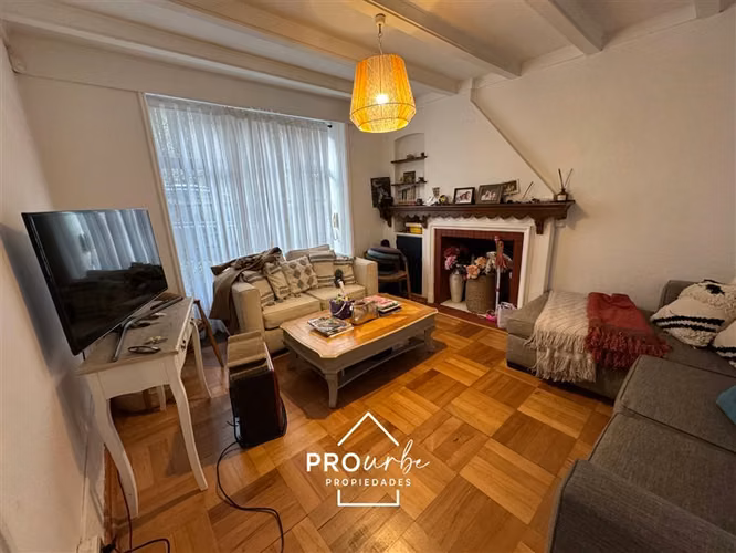 Casa en arriendo 4D+3B en barrio El Golf, Las Condes