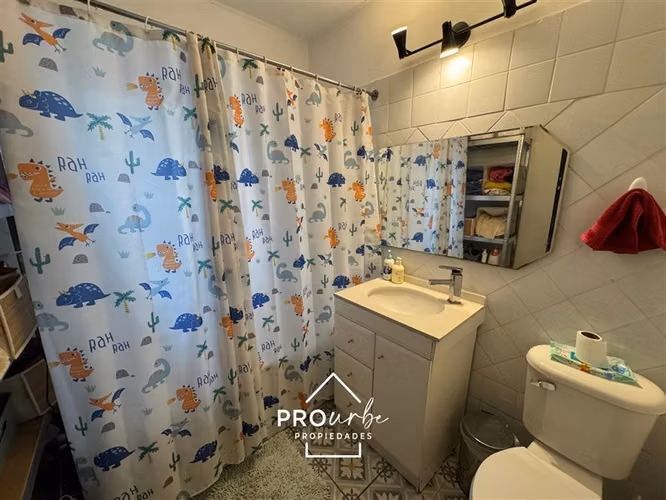 Casa en arriendo 4D+3B en barrio El Golf, Las Condes