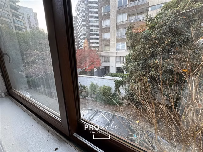 Casa en arriendo 4D+3B en barrio El Golf, Las Condes