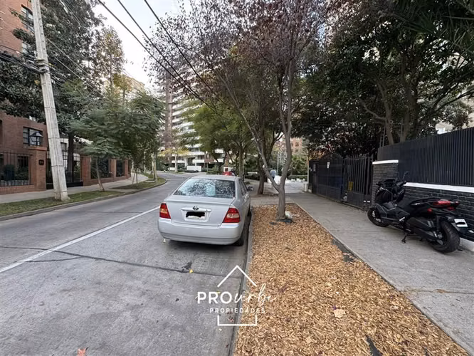 Casa en arriendo 4D+3B en barrio El Golf, Las Condes