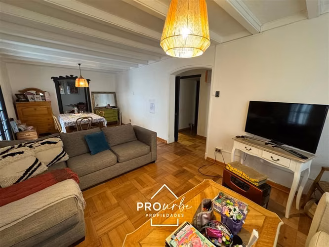 Casa en arriendo 4D+3B en barrio El Golf, Las Condes