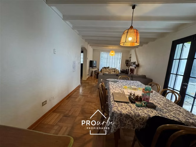 Casa en arriendo 4D+3B en barrio El Golf, Las Condes