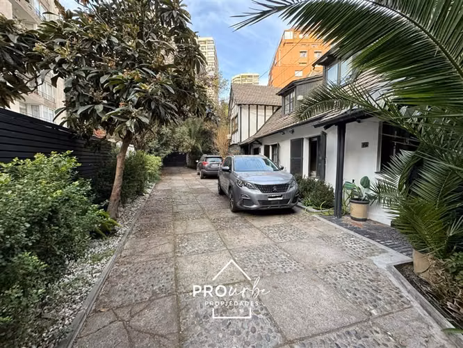 Casa en arriendo 4D+3B en barrio El Golf, Las Condes