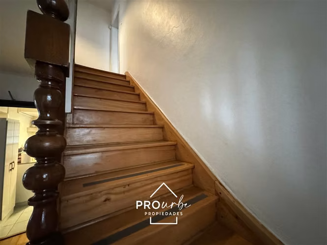 Casa en arriendo 4D+3B en barrio El Golf, Las Condes
