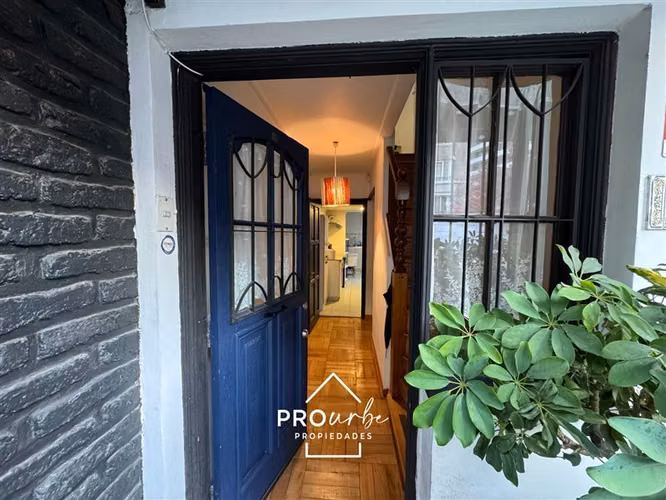 Casa en arriendo 4D+3B en barrio El Golf, Las Condes