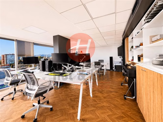 Oficina en Venta en Edificio K Business, 97 M 3B 3 Bod 1 Est