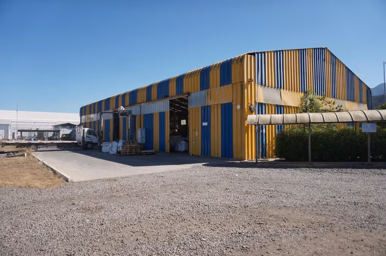 VENTA:Propiedad Industrial con Galpones y Oficinas en Hijuelas – 5.200 m² Terreno: