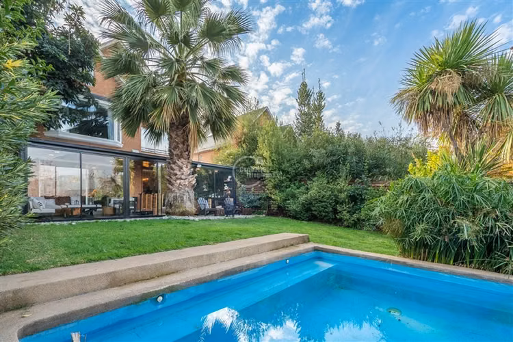 Casa en venta de 4 dorm. en Lo Barnechea