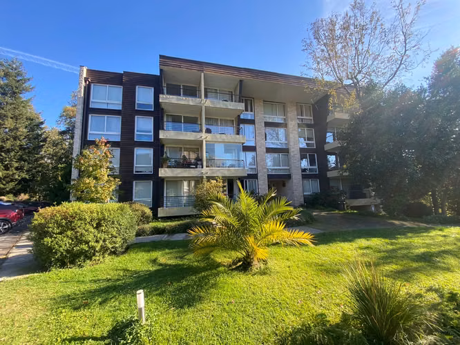Departamento 2 dormitorios en venta, condominio seguro, Pucón, excelente estado