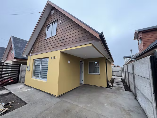 Arriendo hermosa casa, nueva, 3 dormitorios, 2 baños y estacionamiento.
