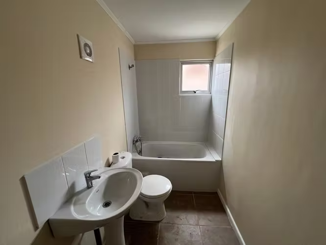 Arriendo hermosa casa, nueva, 3 dormitorios, 2 baños y estacionamiento.
