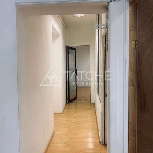 AMPLIO ESPACIO PROFESIONAL EN LA REINA, A PASOS DE PLAZA EGA
