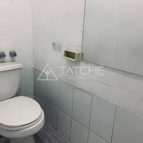 AMPLIO ESPACIO PROFESIONAL EN LA REINA, A PASOS DE PLAZA EGA