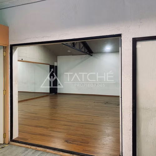 AMPLIO ESPACIO PROFESIONAL EN LA REINA, A PASOS DE PLAZA EGA