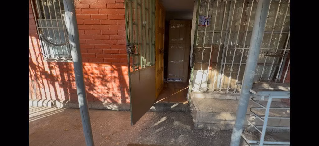 Casa de un piso en avenida principal