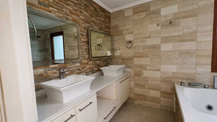 Gran terreno con piscina, jacuzzi y quincho (168629)