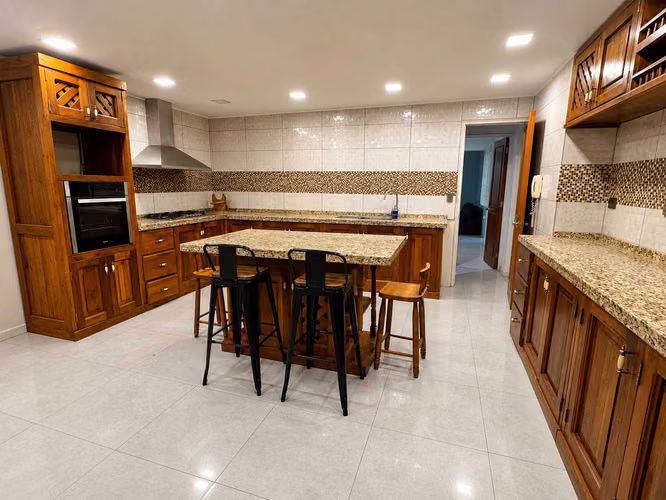 Gran terreno con piscina, jacuzzi y quincho (168629)