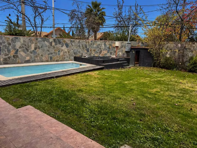 Gran terreno con piscina, jacuzzi y quincho (168629)