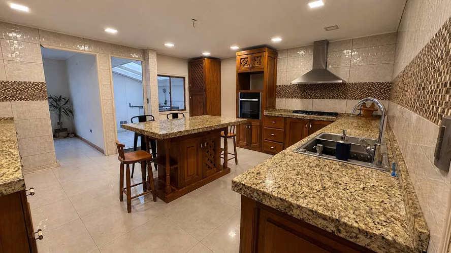 Gran terreno con piscina, jacuzzi y quincho (168629)