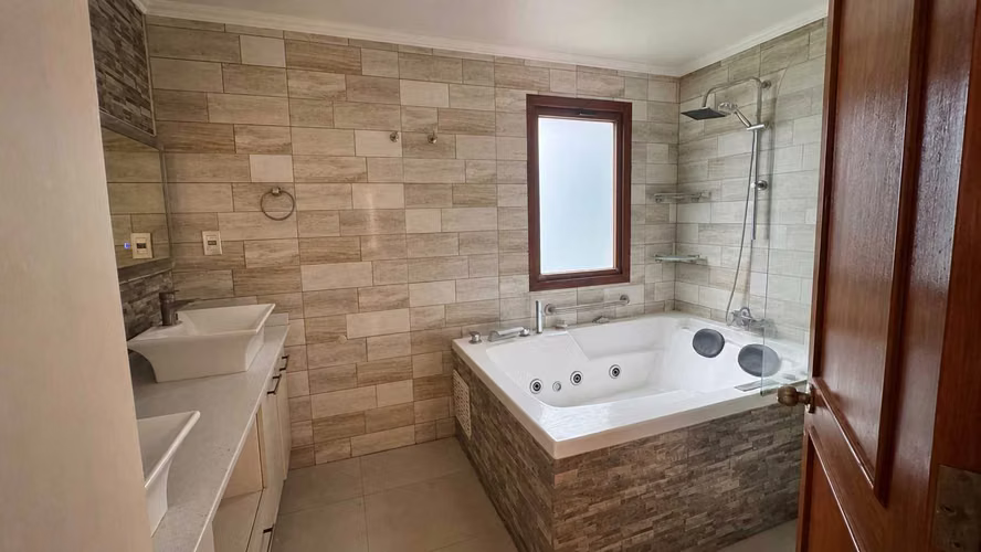 Gran terreno con piscina, jacuzzi y quincho (168629)