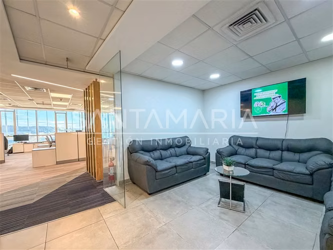 Moderna Oficina 4 Priv en arriendo en Calle Prat, Concepción