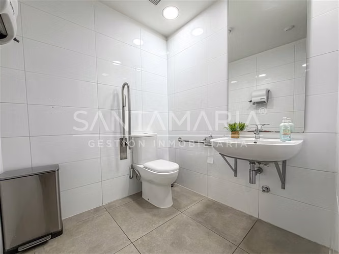 Moderna Oficina 4 Priv en arriendo en Calle Prat, Concepción