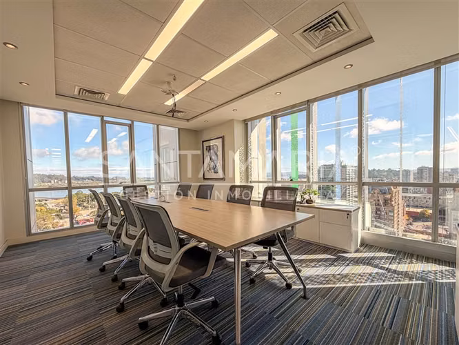 Moderna Oficina 4 Priv en arriendo en Calle Prat, Concepción