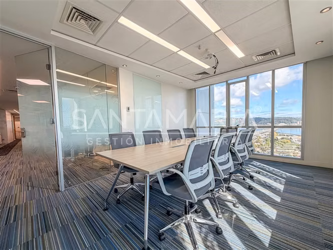 Moderna Oficina 4 Priv en arriendo en Calle Prat, Concepción