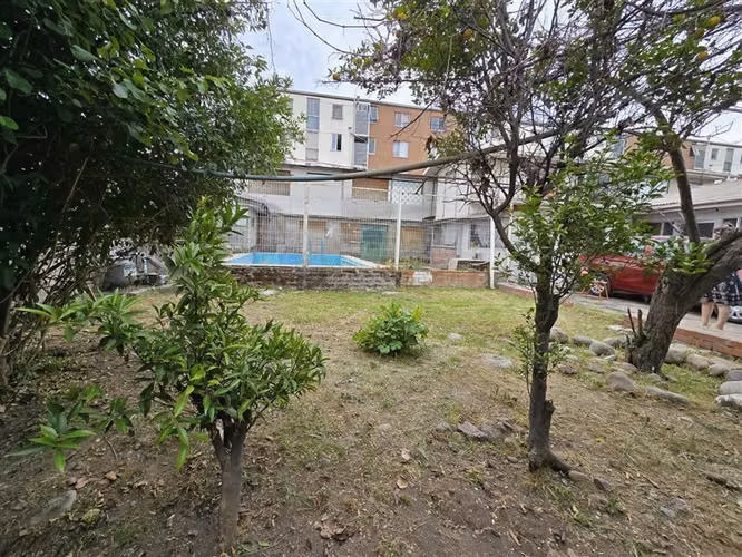 Casa en venta de 4 dorm. y LOCAL COMERCIAL, en La Cisterna
