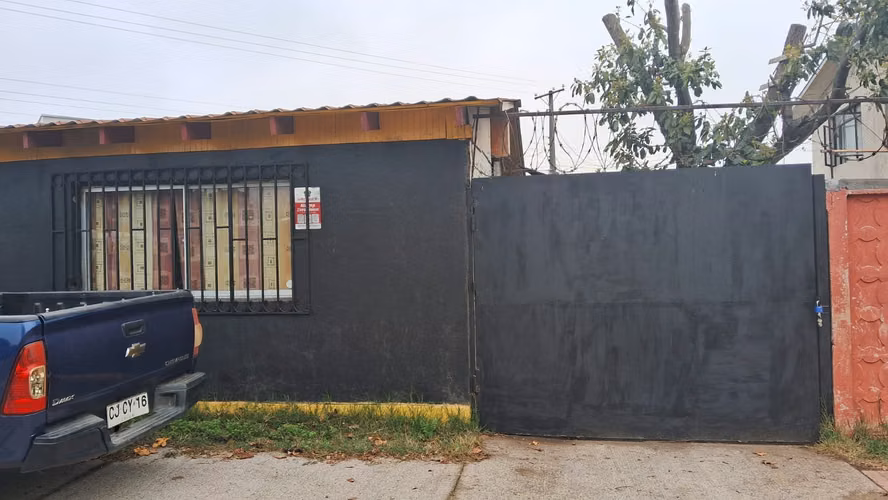 Se vende Casa habitacion 3 dormitorio 1 baño Sala de estar, y bodega, con baño con porton indenpendiente que puede ser Usado para negocio .sado para