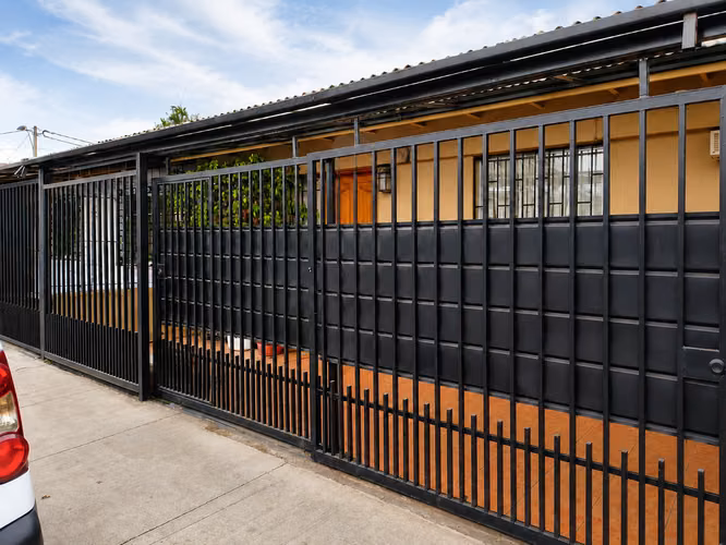 Amplia casa en Avenida Teniente Cruz – Excelente conectividad