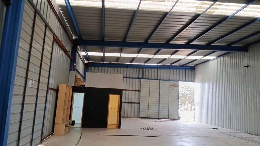  ARRIENDO DE BODEGAS BARRIO INDUSTRIAL, GALPÓN +OFICINAS + AMPLIO PATIO, SALIDA A LA CARRETERA.