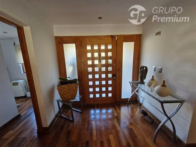 Exclusiva Casa Familiar en Loteo Las Vizcachas 349 m2 const