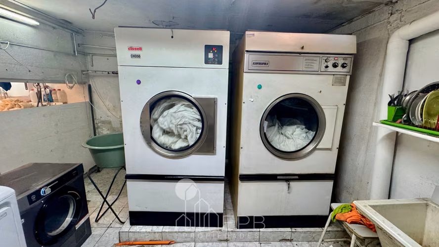 VENTA - Derecho de llave de Lavandería y Lavaseco semi industrial en Santiago Centro.