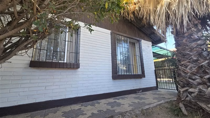 CASA CON AMPLIO TERRENO A PASOS DEL METRO PROTECTORA