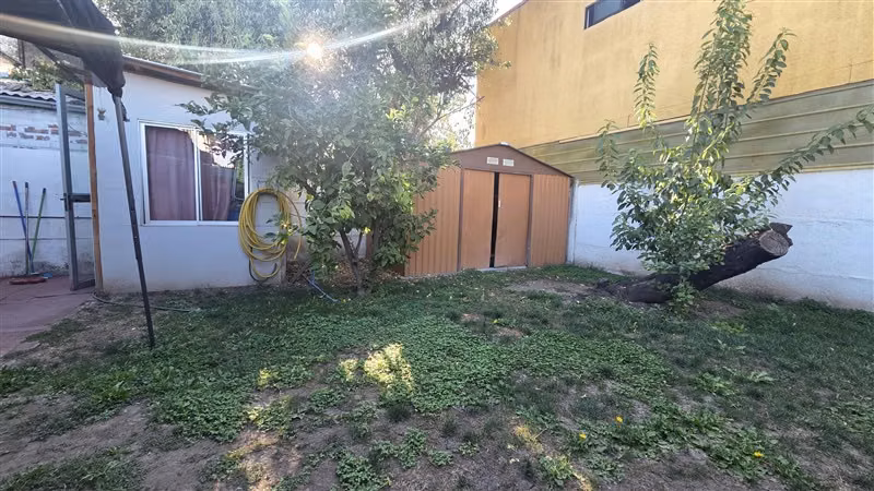 CASA CON AMPLIO TERRENO A PASOS DEL METRO PROTECTORA