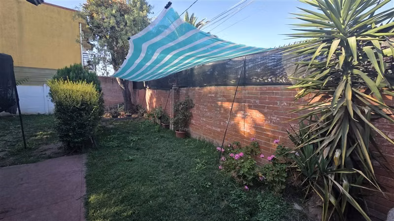 CASA CON AMPLIO TERRENO A PASOS DEL METRO PROTECTORA