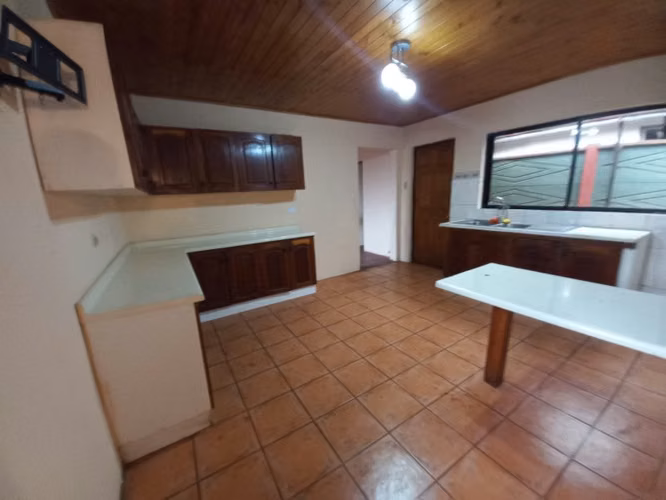 Arriendo Linda y Amplia Casa en Villa Los Prados, Teno