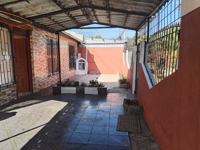 SE ARRIENDA CASA ESQUINA MELIPILLA