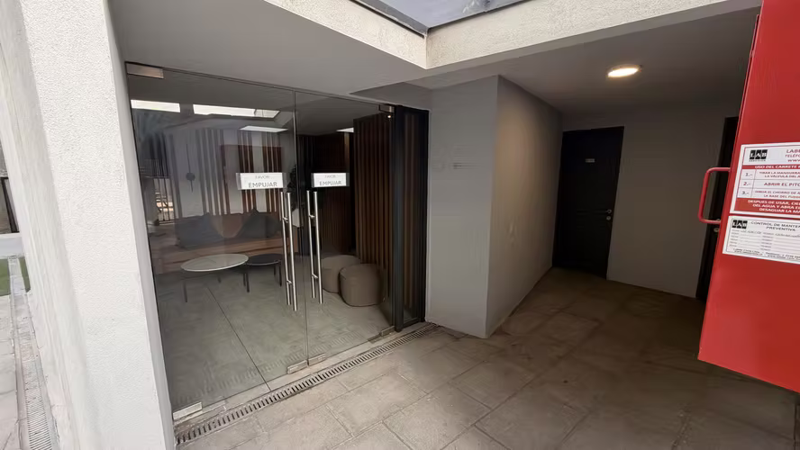 Departamento en arriendo en calle Balmaceda, sector Parque Los Reyes, Santiago.