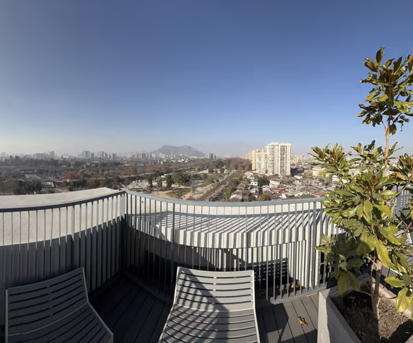 Departamento en arriendo en calle Balmaceda, sector Parque Los Reyes, Santiago.