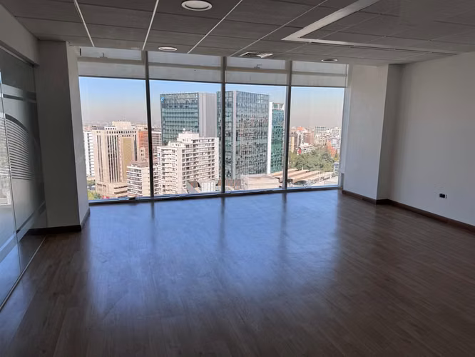 OFICINA Edificio Quantum en mejor sector de negocios de Las Condes
