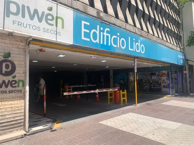 ESTACIONAMIENTO Amplio estacionamiento en Huerfanos