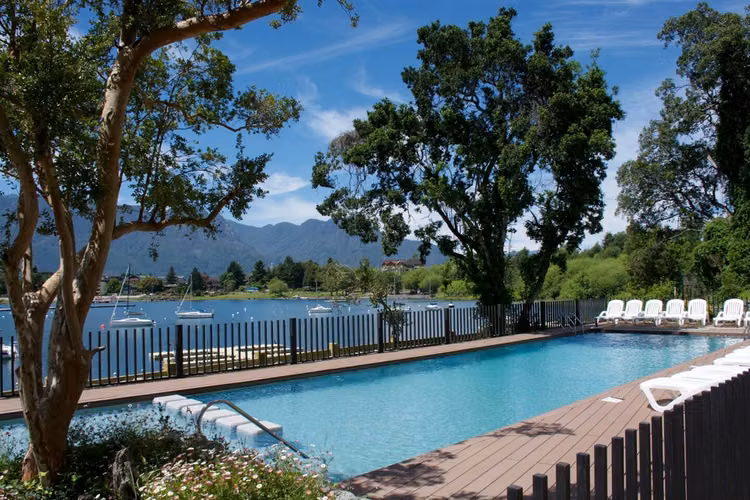CASA Linda casa en condominio con acceso al lago y marina a pasos del centro